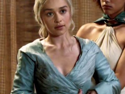 Emilia Clarke – Bath Plot In Game Of Thrones