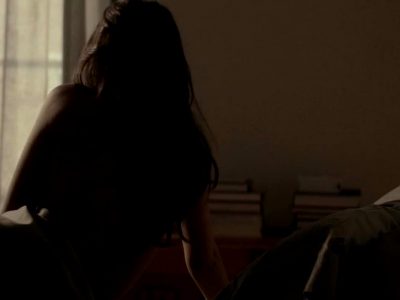 Emily Ratajkowski – Topless From Behind