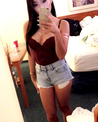Girls With IPhones Compilation (25 Images)