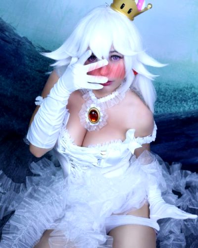 You Caught Boosette Getting Dressed! How Do You React? ?